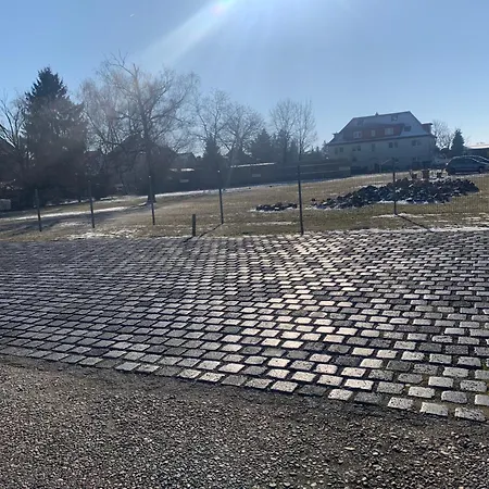 Oase Im Suedosten - Wunderschoene Fuer 4 Personen Mit Terrasse & Stellplatz Hotel apartamentowy Lipsk