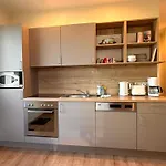 Oase Im Suedosten - Wunderschoene Fuer 4 Personen Mit Terrasse & Stellplatz 아파트호텔 라이프치히